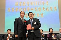 魏軍城教授（右）獲中央人民政府駐港聯絡辦公室教育科技部部長潘永華先生頒授證書。